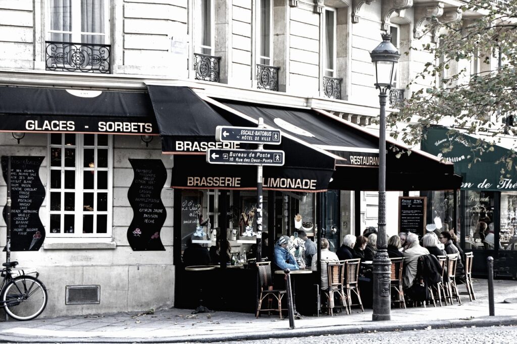 Paris'te kaldırım kenarındaki kafenin masaları ve sandalyeleri