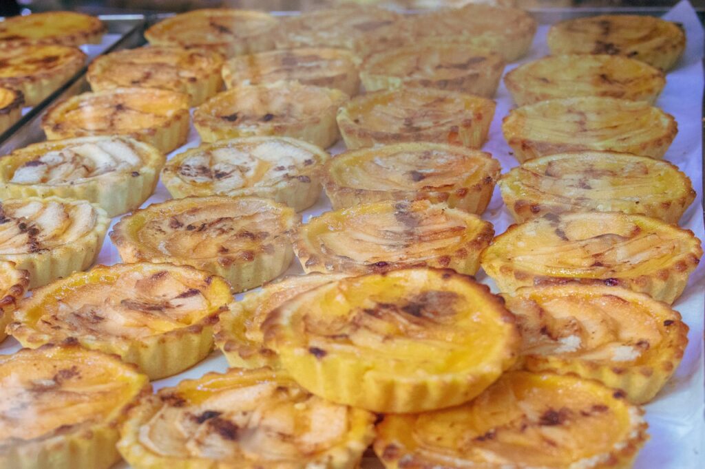 Lizbon'da pastel de nata servis edilen küçük bir pastane