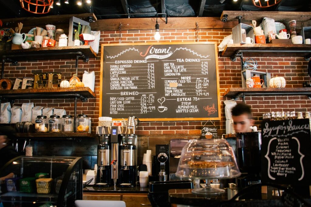 Avrupa kafesinde kahve menüsü ve espresso fincanı