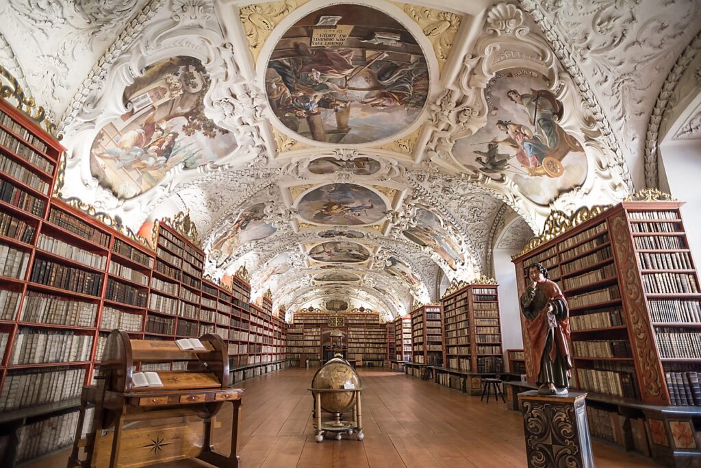 Prag Strahov Manastırı kütüphanesinin tavan freskleri ve raflarla dolu salonu