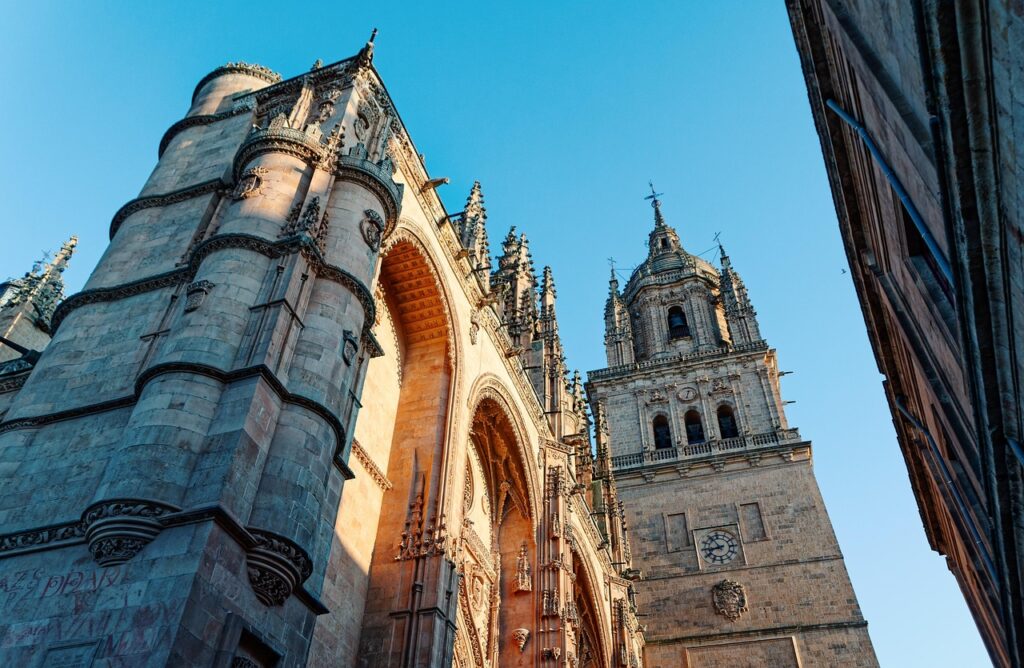 Salamanca Üniversitesi'nin işlemeli taş cephesi