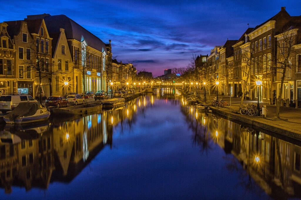 Leiden'de kanal kenarındaki eski üniversite binaları