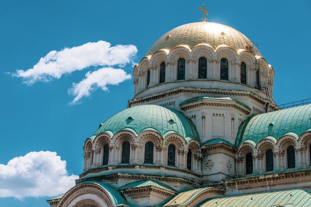 Tarihi bir katedral önünde bekleyen turist kuyruğu