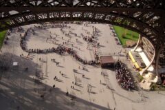 Avrupa turistik yerlerde kalabalık bir meydan ve tarihi binalar