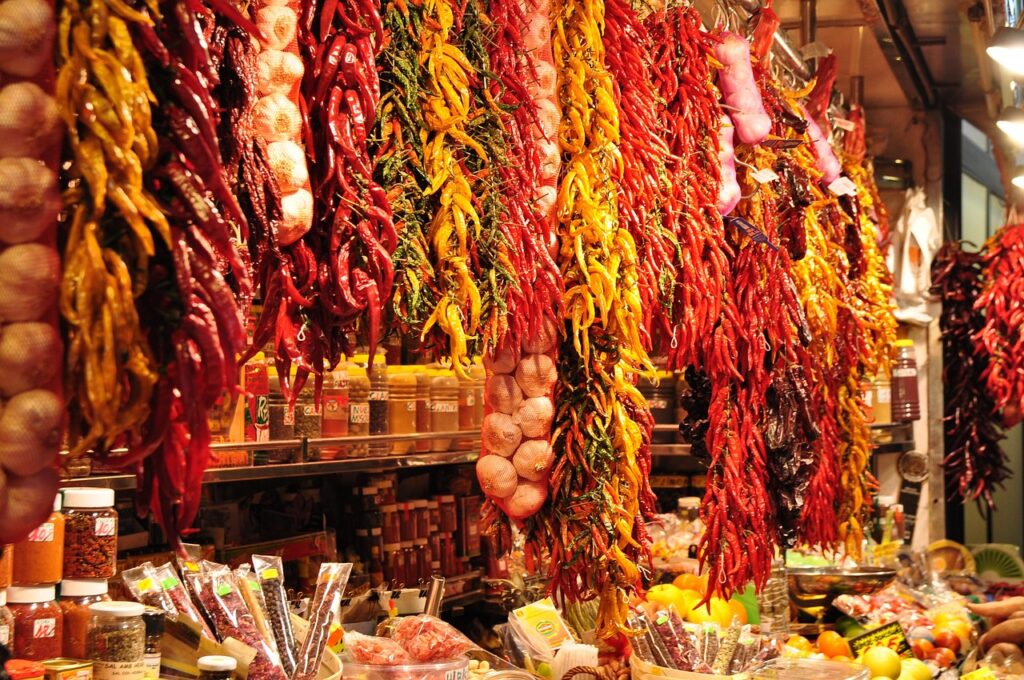 Barselona'da La Boqueria pazarında renkli meyve tezgâhları
