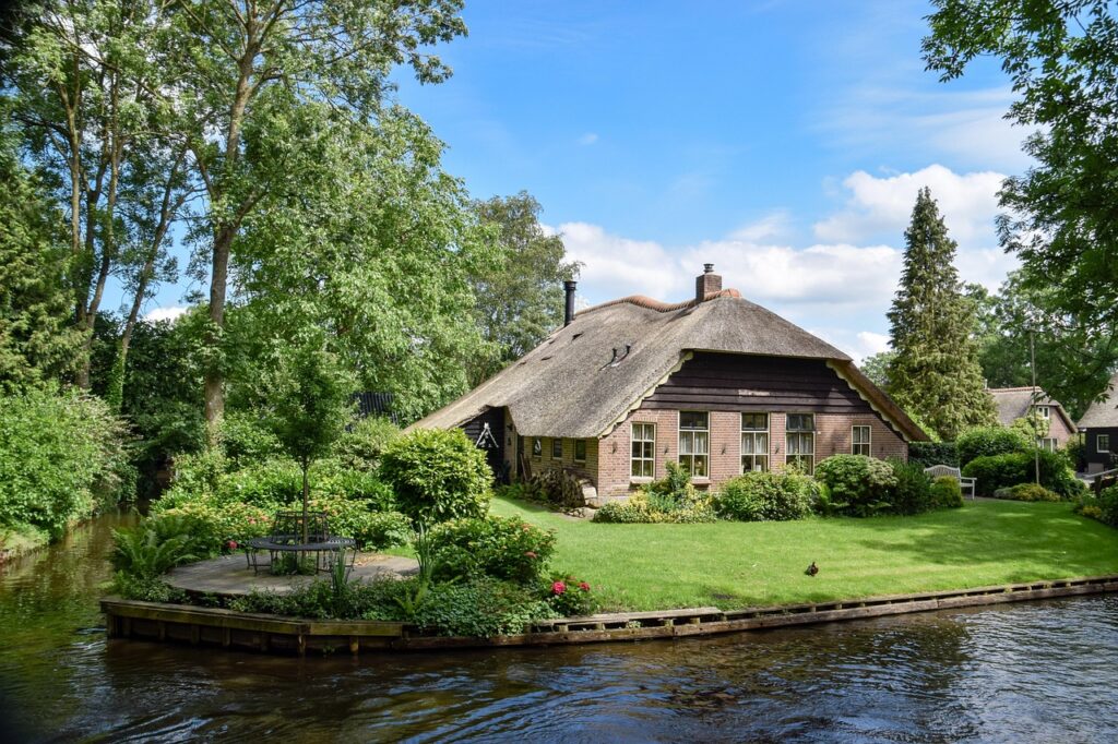 Hollanda'nın Giethoorn köyündeki kanallar ve küçük köprüler
