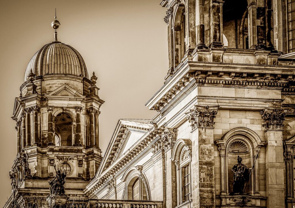 Bir fotoğrafçının Avrupa'da katedral cephesini çekişi