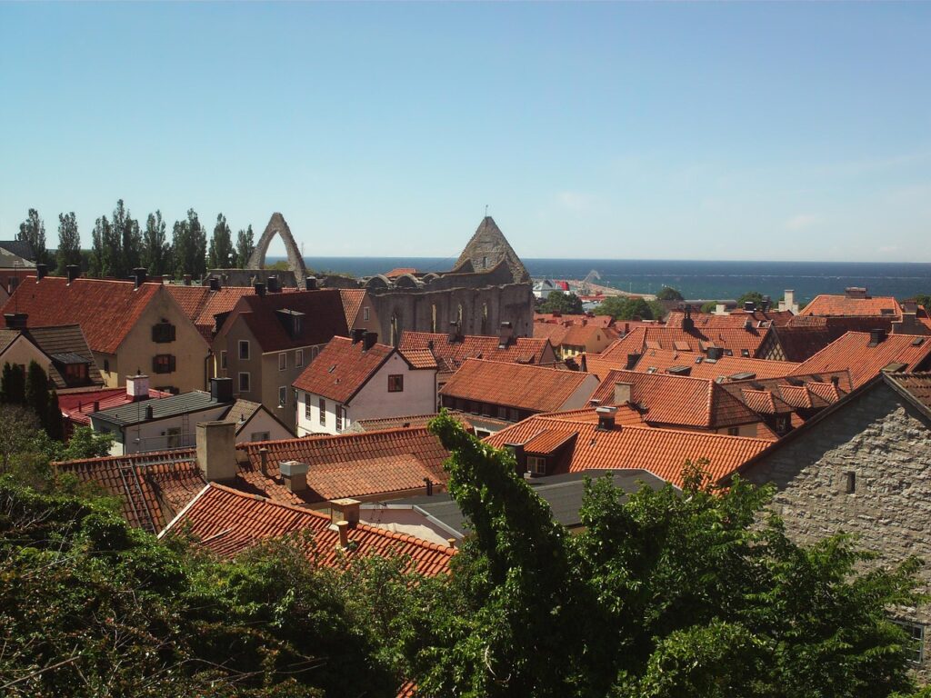 Visby'de Ortaçağ surları ve yeşil bahçeler