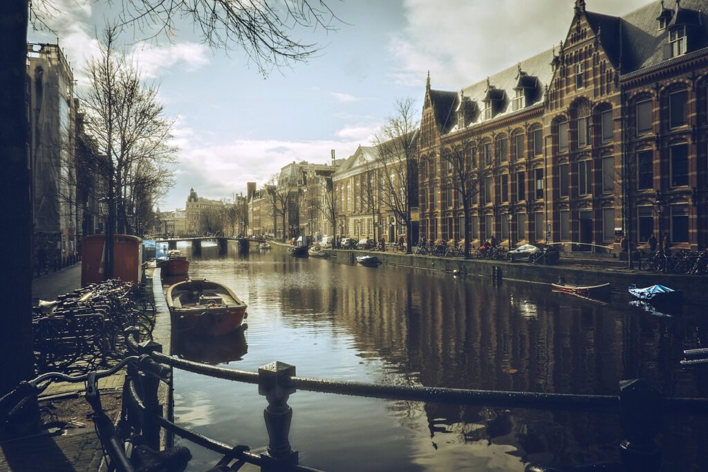 Amsterdam kanallarında tekne ve boylu evler