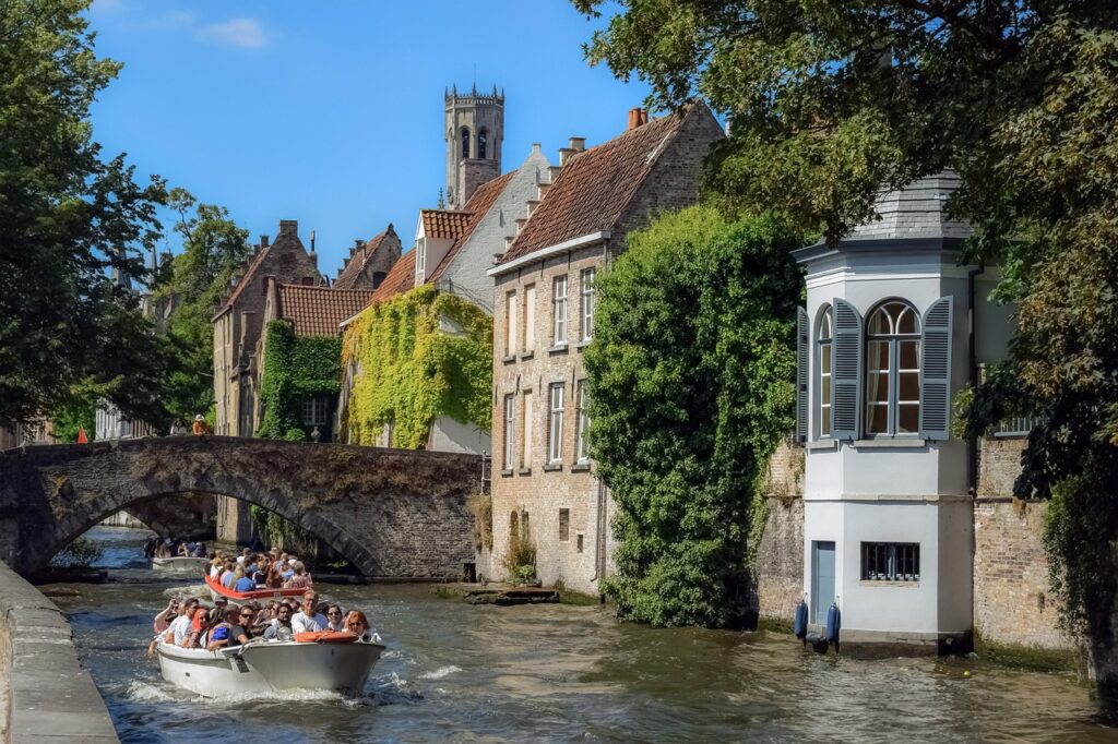 Brugge kanalında tekneler ve Orta Çağ evleri