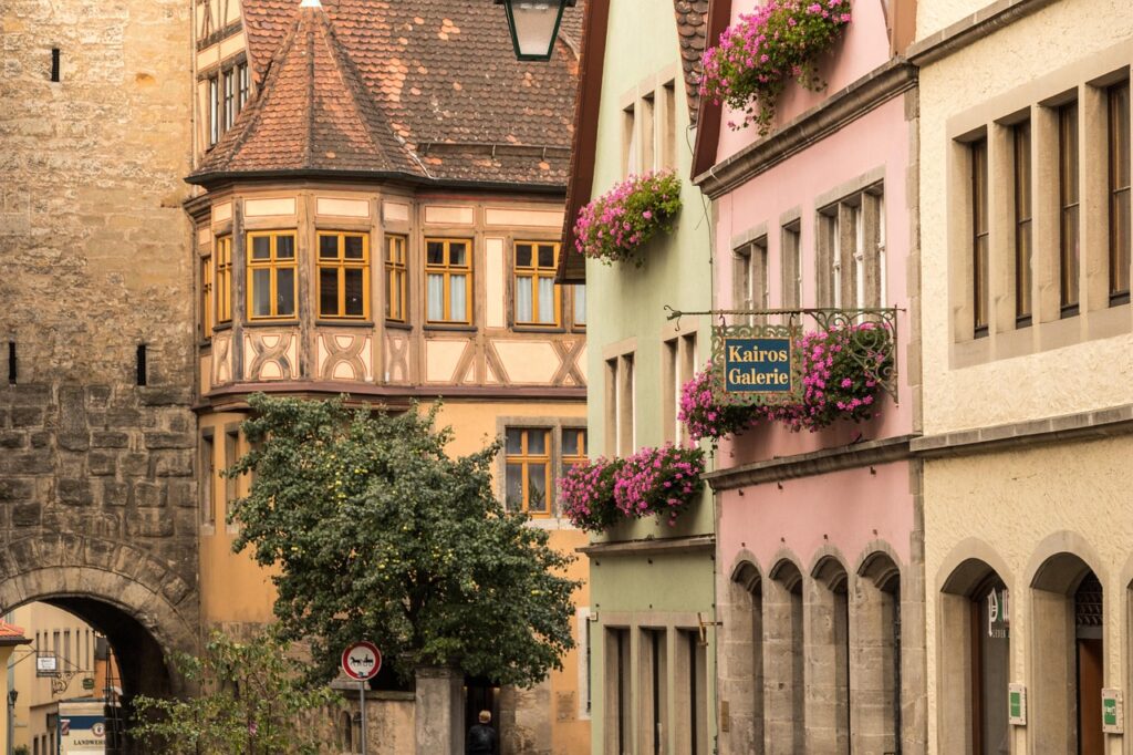 Rothenburg surları ve ortaçağdan kalma kule manzarası