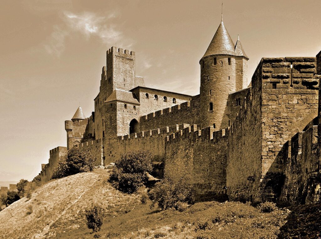 Fransa'daki Carcassonne kalesinin yuvarlak kuleleri ve dış surları