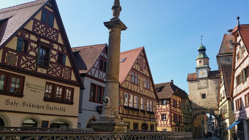Almanya'nın Rothenburg kentinde ahşap yarı kerpiç evler ve sokak manzarası