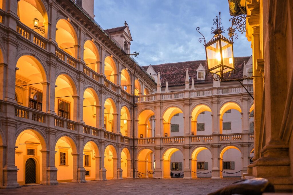 Bruges'deki sessiz Begijnhof avlusu ve beyaz evleri