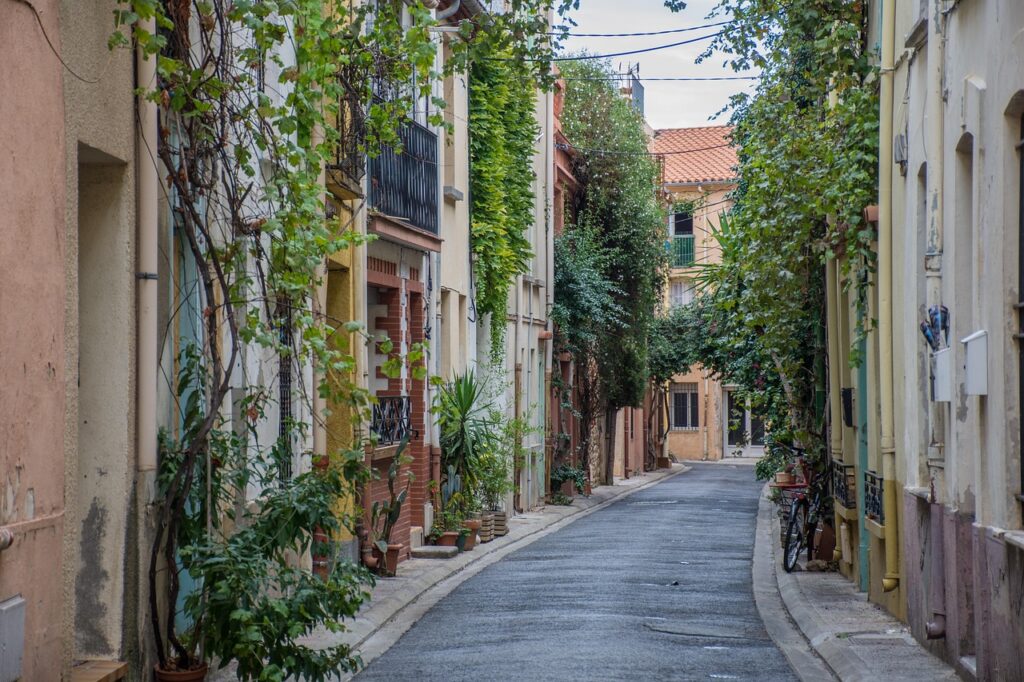 Pazar günü sessiz bir Avrupa kilisesi ve ibadet alanı