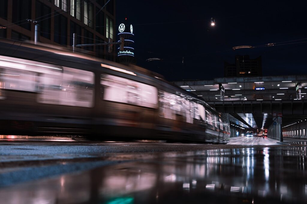 Hafta sonu Avrupa'da tramvay durağı ve bekleyen yolcular