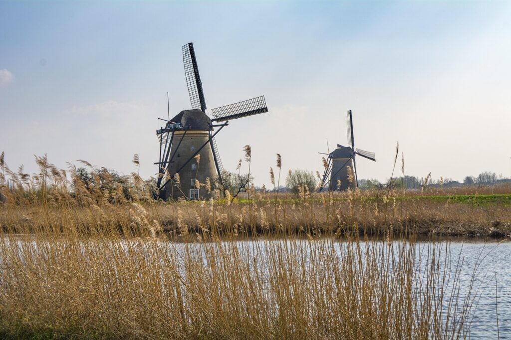 Kinderdijk'te gün doğumunda sıralanan tarihi değirmenler