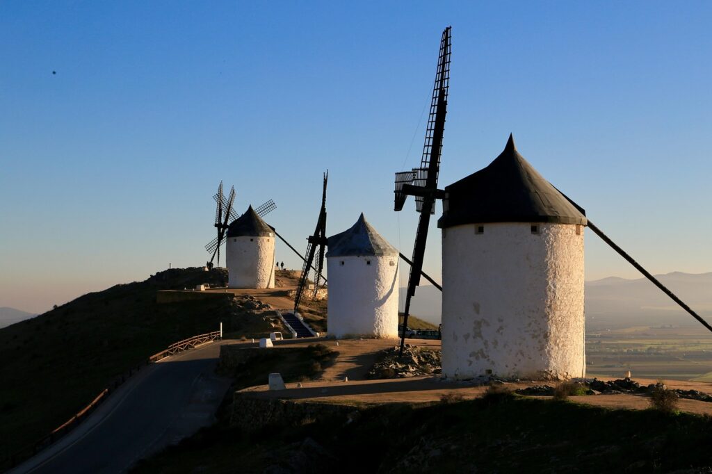 İspanya'nın Consuegra kasabasında tepedeki yel değirmenleri
