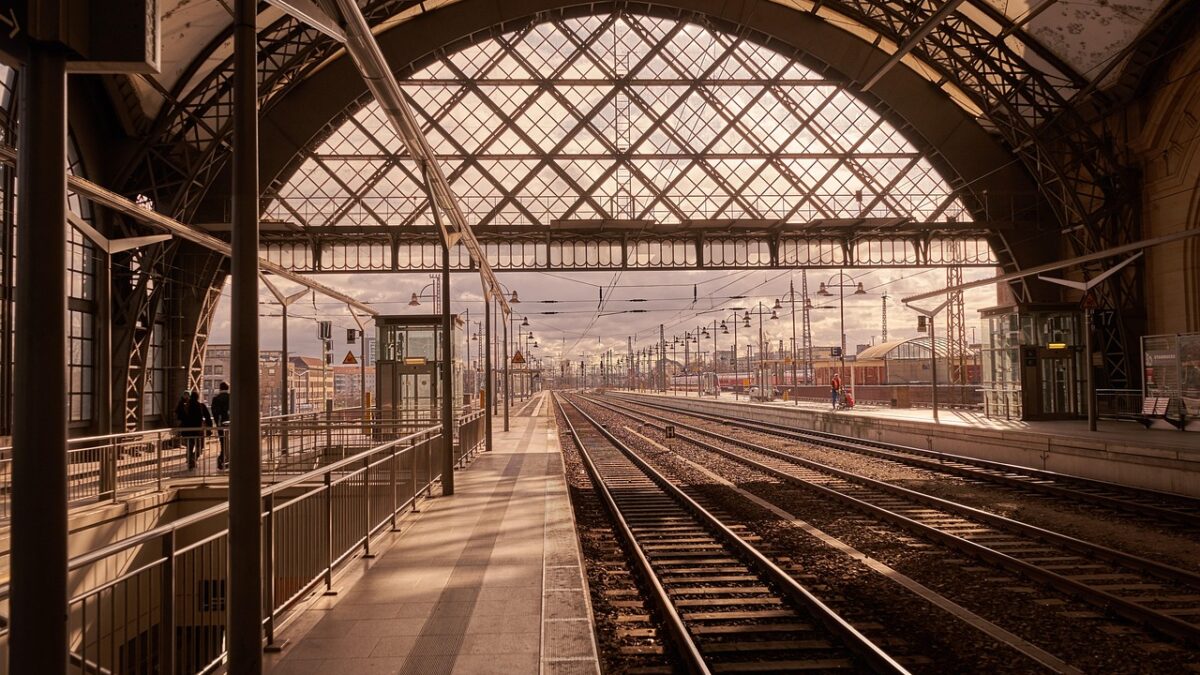 Avrupa'da tren yolculuğu sırasında pencereden görülen sonbahar manzarası