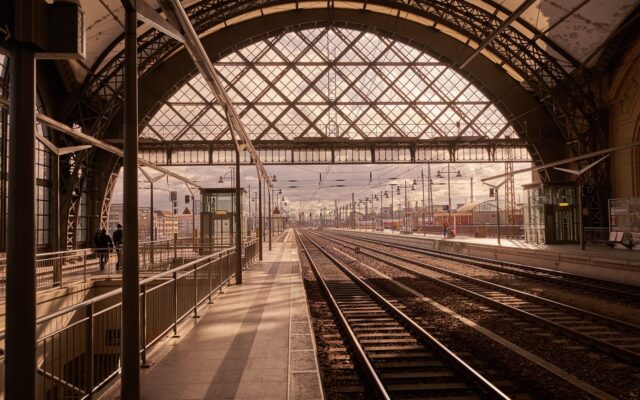 Avrupa'da tren yolculuğu sırasında pencereden görülen sonbahar manzarası