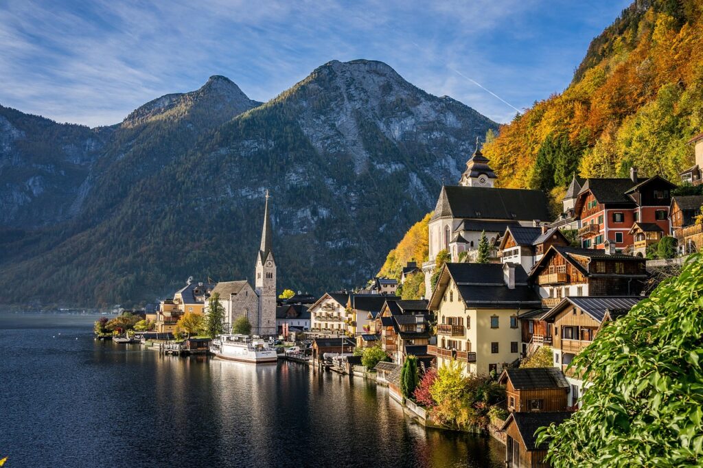 Hallstatt göl kıyısındaki kasaba ve dağ manzarası