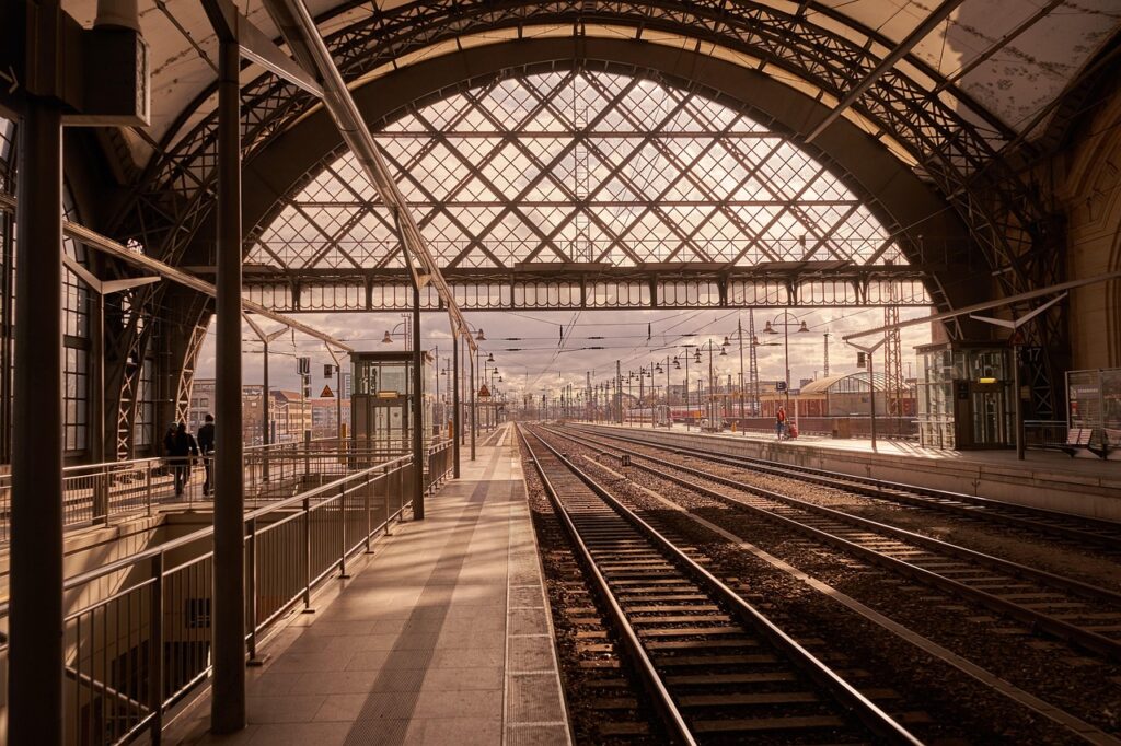 Avrupa'da bir tren istasyonu peronu, şehirler arası ulaşımın nasıl işlediğini gösteriyor