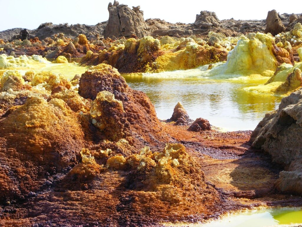 Danakil Çölü’nde Dallol bölgesinin sarı ve yeşil tuz oluşumları