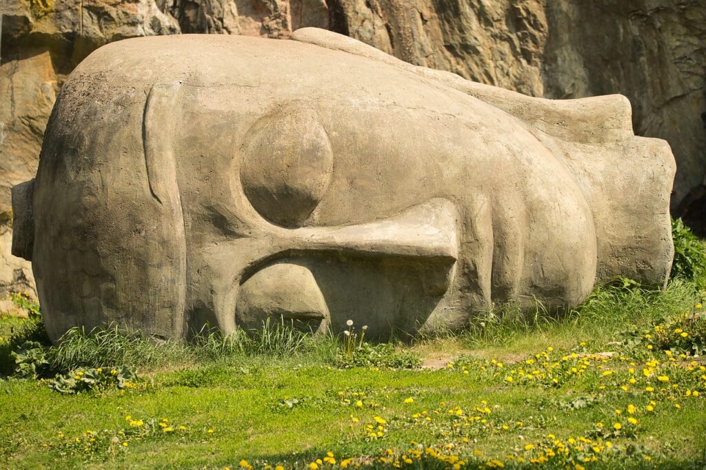 Gobustan'da kayalara oyulmuş eski insan figürleri ve hayvan resimleri