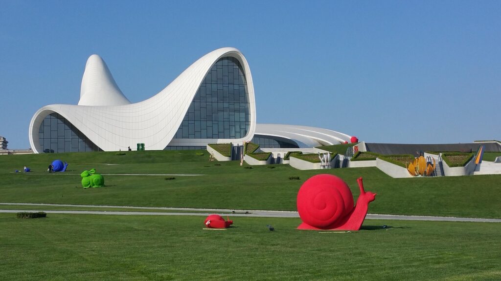 Zaha Hadid tasarımı Heydar Aliyev Merkezi'nin akıcı dış cephesi