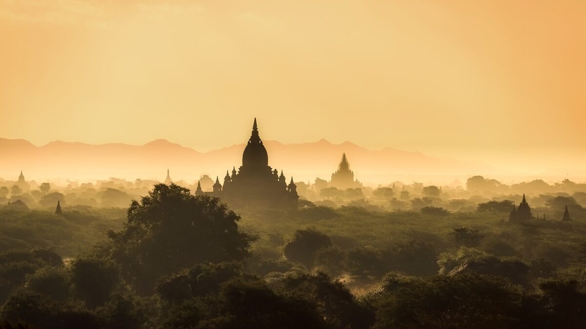 Myanmar'da Bagan tapınaklarının gün batımında görünümü