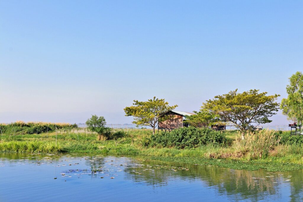 Inle Gölü'ndeki yüzen bahçeler ve küçük tekneler