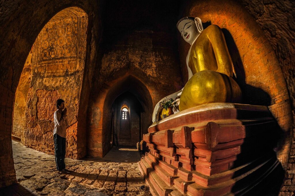 Bagan'da bir tapınağın içindeki duvar resimleri ve taş mimari