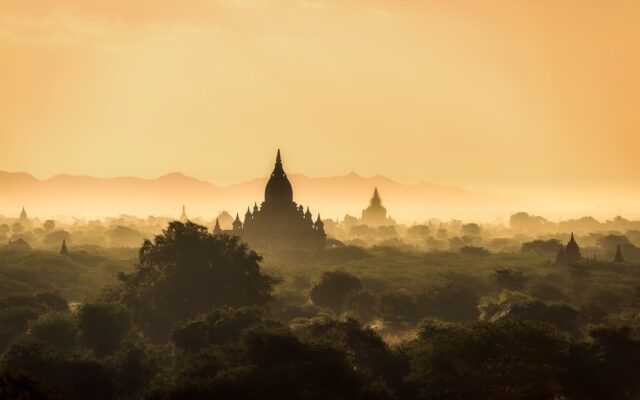 Myanmar'da Bagan tapınaklarının gün batımında görünümü