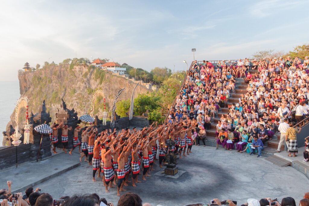 Uluwatu uçurumundaki tapınakta gün batımı manzarası