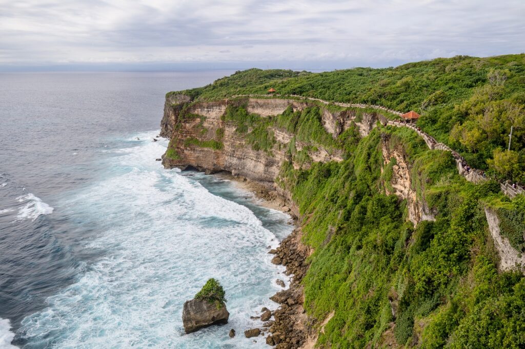 Uluwatu Tapınağı'nın uçurum kenarındaki görünümü