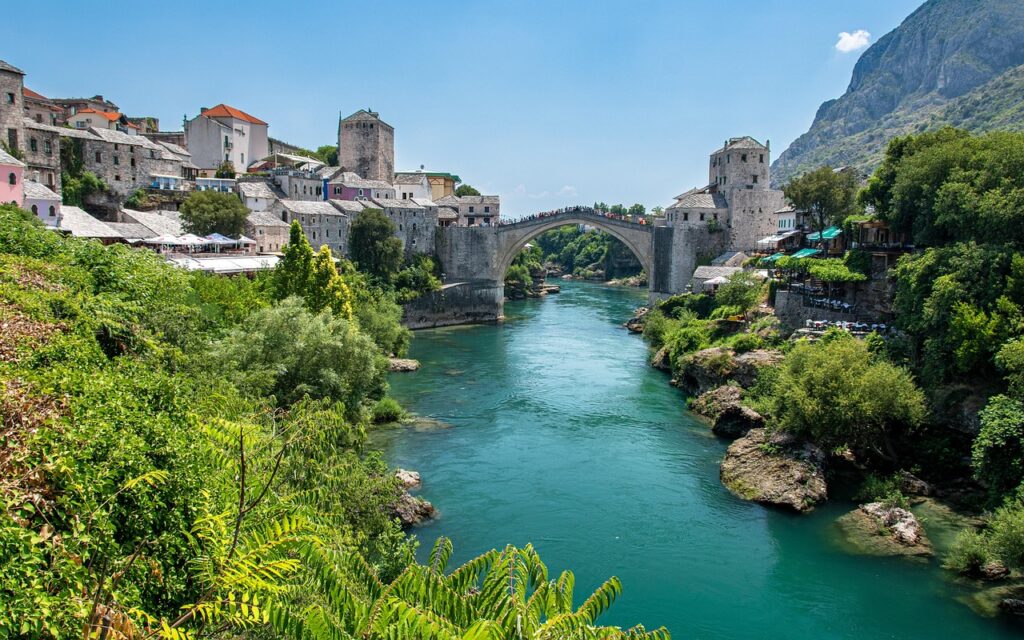 Mostar'da taş köprü ve Neretva Nehri manzarası