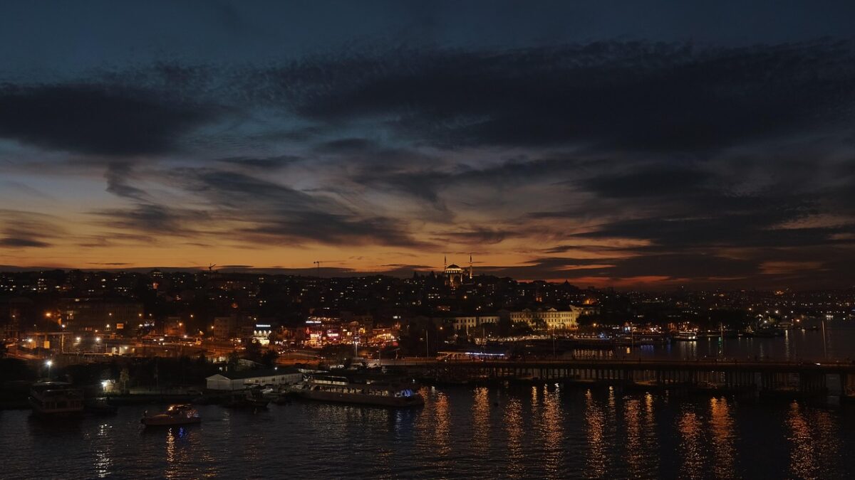 Batı Karadeniz kıyısında karavan rotası için sakin bir sahil manzarası