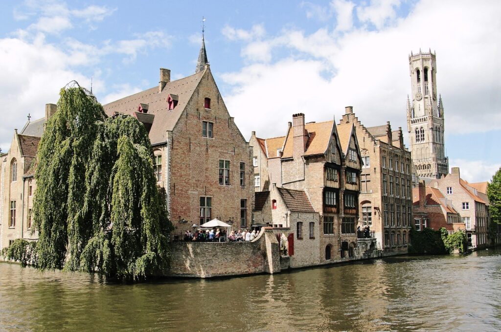 Brugge'nin çan kulesi ve dar taş sokaklar