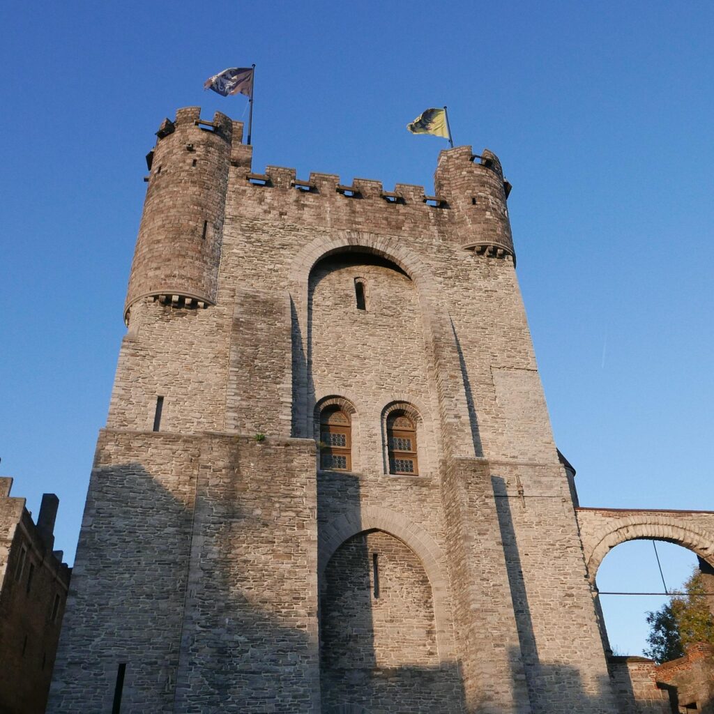 Gent'teki Gravensteen kalesi ve nehir kıyısı