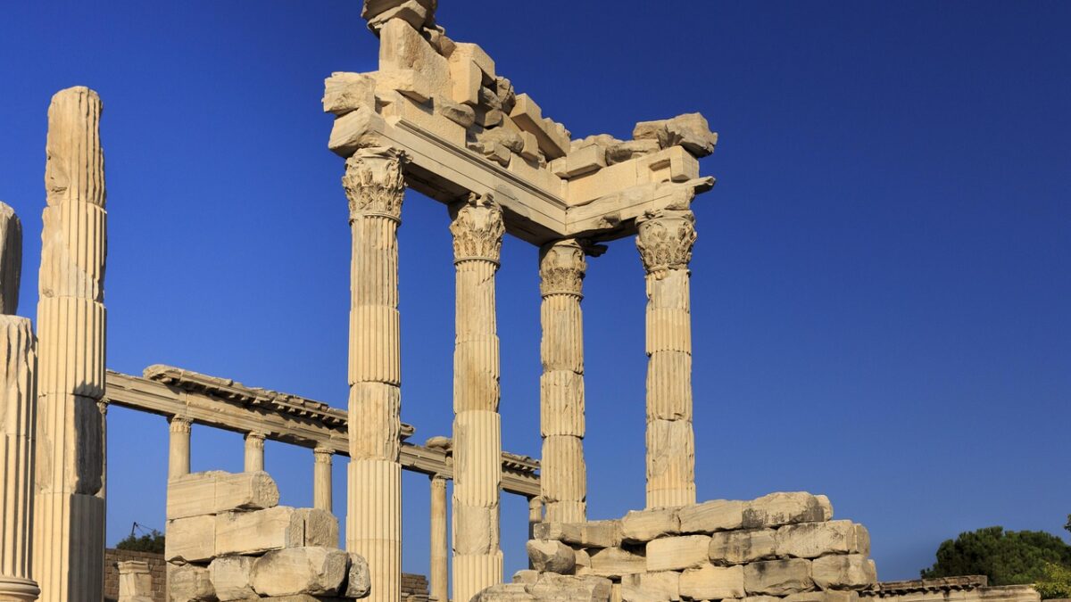 Bergama antik kentinde akropol ve tarihi kalıntılar, Ege manzarası eşliğinde