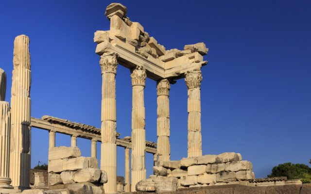 Bergama antik kentinde akropol ve tarihi kalıntılar, Ege manzarası eşliğinde