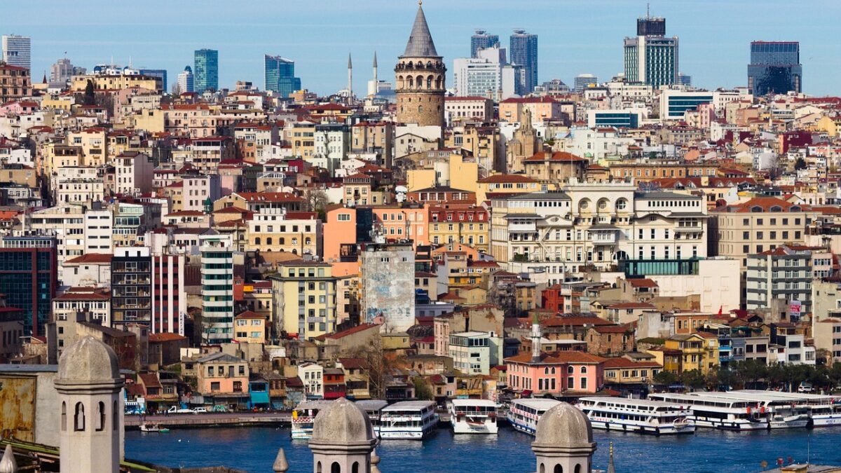 İstanbul Beyoğlu'nda tarihi bir pasajın cam tavanlı iç mekânı