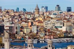 İstanbul Beyoğlu'nda tarihi bir pasajın cam tavanlı iç mekânı