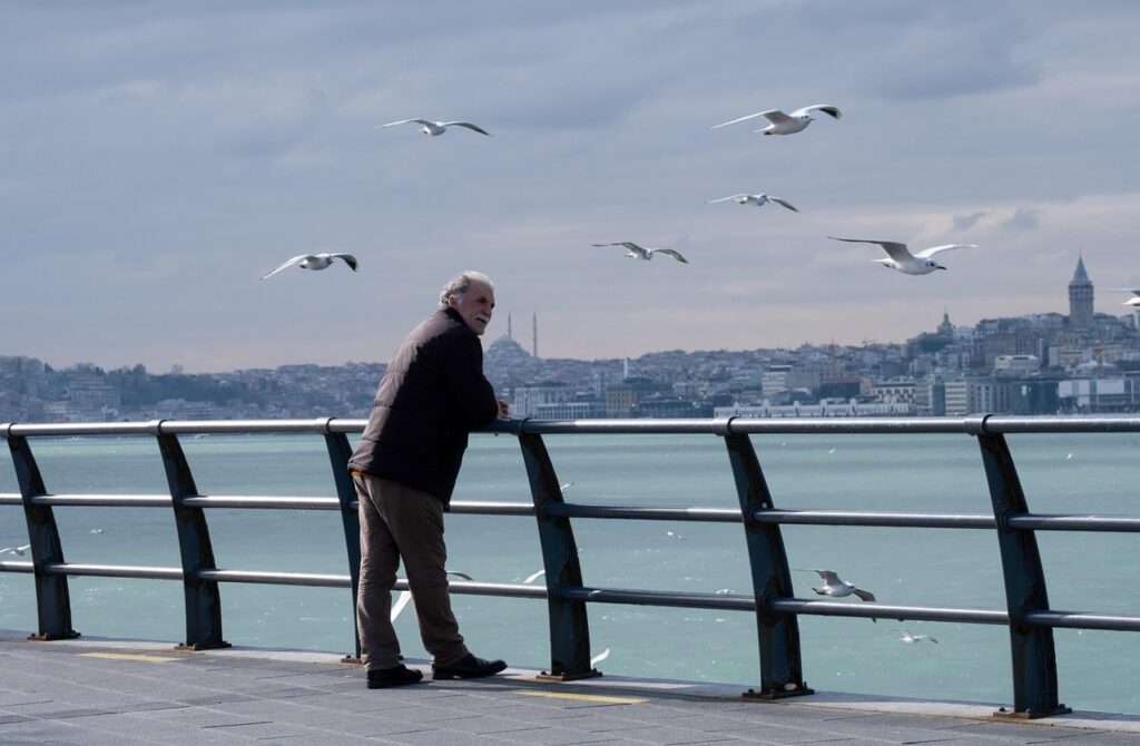 Galata tarafında dar sokaklara inen taş merdiven ve eski binalar