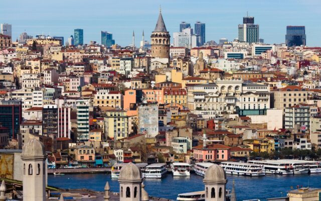 İstanbul Beyoğlu'nda tarihi bir pasajın cam tavanlı iç mekânı