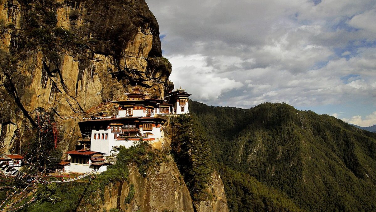 Uçurumun kenarındaki Paro Taktsang Manastırı ve Himalaya manzarası