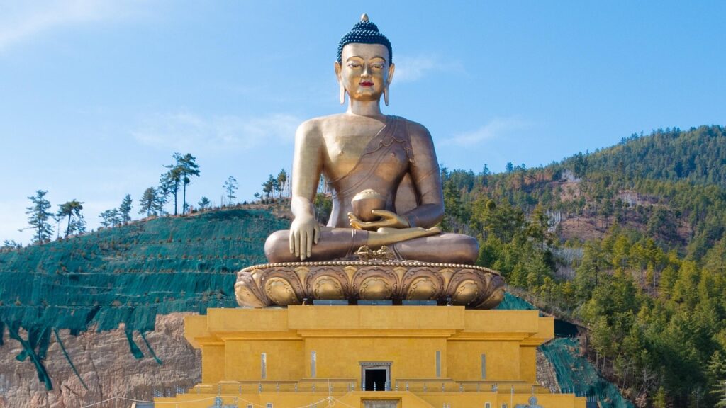 Thimphu'da tepede duran büyük Buddha heykeli