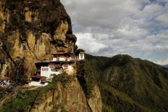 Uçurumun kenarındaki Paro Taktsang Manastırı ve Himalaya manzarası