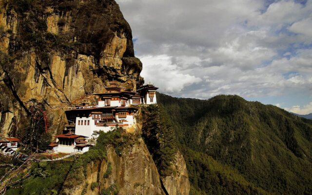 Uçurumun kenarındaki Paro Taktsang Manastırı ve Himalaya manzarası