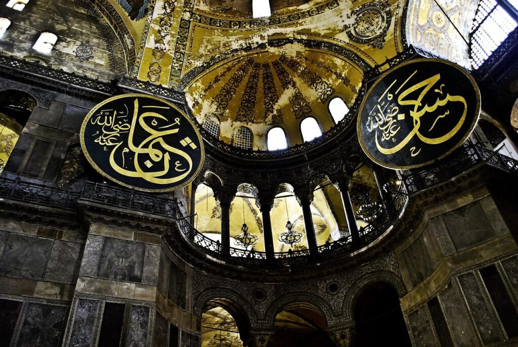 Ayasofya'nın içindeki büyük kubbe ve ışık huzmeleri